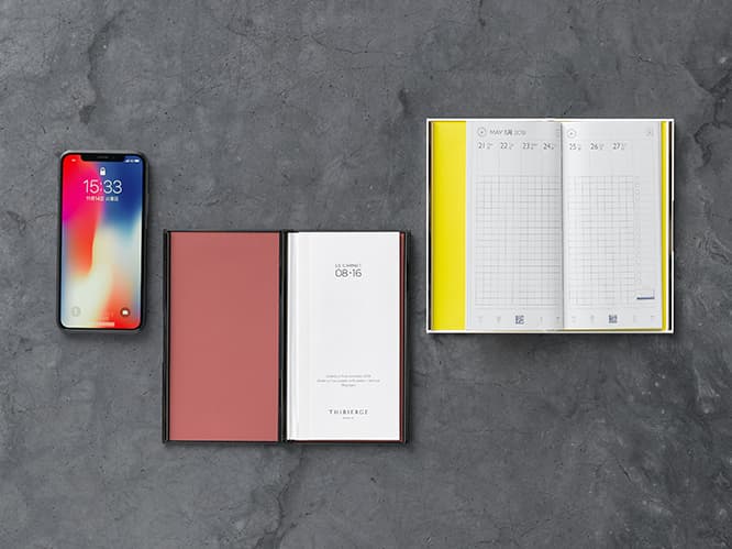 （左から）《LE CARNET 08・16 カラーガーメント》ブラック✕ボルドー、ホワイト✕イエロー。35,000円。80×160mm。 《2018ダイアリー08・16 》（3タイプ）5,750円。エイケイエイ トウキョウ TEL03 5468 3388。
