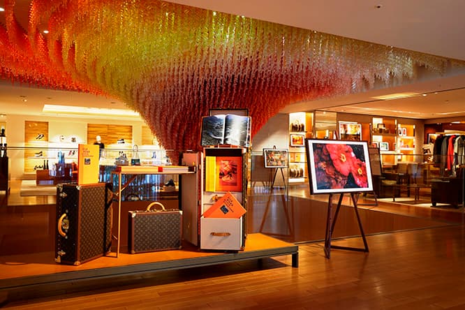 〈ルイ・ヴィトン〉新宿店では、「Women of Silk Road」をテーマに、赤を中心としたカラーの作品を展示。