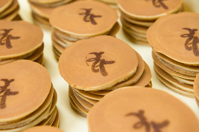 よしやの焼印を入れたオリジナル「どら焼き」の皮。1日に約1000個作り、飛ぶように売れていく。
