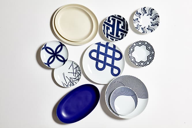 日常使いに適した磁器のシリーズ。薄くて軽い一方で、1,300度の高温で焼成されるため、陶器よりも硬く丈夫。中央の《有田 大皿 結びL》3,200円。