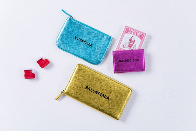 〈バレンシアガ〉の人気ライン「EVERYDAY LOGO」に、メタリックが輝く新作小物が登場。キラキラ光るアイテムに、ロゴがアクセントを利かす。これからの季節に多いパーティーシーンやフォーマルな場面でも、大活躍しそうだ。ロングウォレット78,000円、ミニウォレット55,000円、ポーチ63,000円。（バレンシアガ／バレンシアガ ジャパン TEL 0570 000 601）