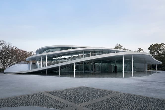 新校舎を正面から眺める。(c) Atsushi Nakamichi / Nacása &amp; Partners