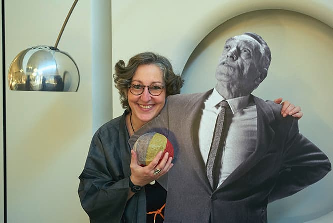《Arco》の下で「これは本来ダイニングテーブルのための照明よ」と語る、来日したジョヴァンナ・カスティリオーニさん。
