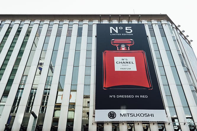 〈銀座三越〉の壁面。©CHANEL 