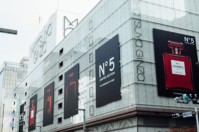 〈松屋銀座〉にも、壁面にぐるりとレッドボトルのビジュアル。©CHANEL 