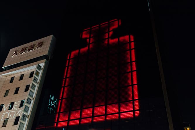〈シャネル銀座ビル〉の壁面。©CHANEL 