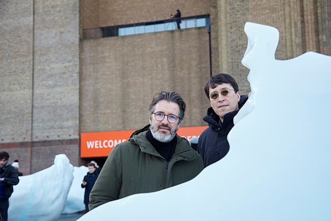 〈アイス・ウォッチ〉は、アーティストのオラファー・エリアソン（左）と地質学者のミニック・ロージング博士のコラボレーションになる。