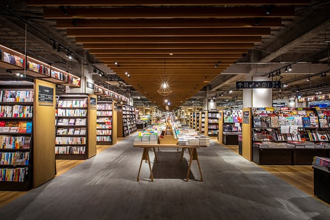 「店舗奥までなんとか見渡せる」というほど広い店内。手前の書棚スペースを抜けると、「寛ぐ」「眠る」「整える」といった、12のテーマごとに家具、本、雑貨を展開する。