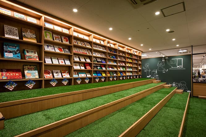 親子で絵本の読み聞かせなども行える、広々としたキッズスペース。