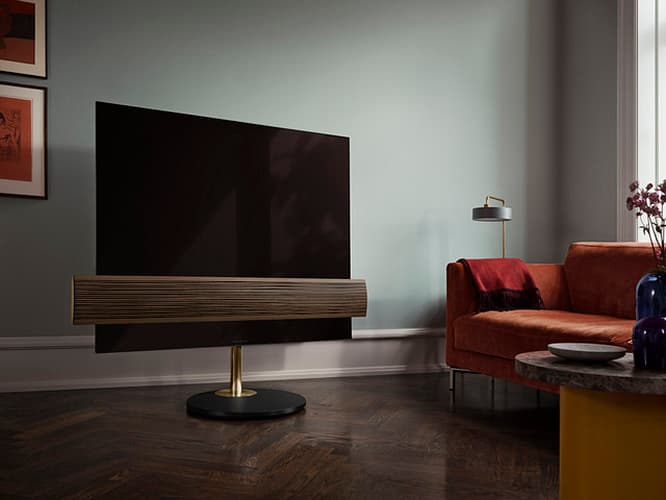 4K HDR OLEDスクリーン技術が用いられた、現在販売されている中で最高音質のテレビ《Beovision Eclipse-55》のブラック（ピアノブラックのサウンドセンター含む）、スモークオークのサウンドセンターカバー、ピアノブラックのモーターフロアスタンドと《BeoRemote One BT Netflixリモコンが付きで2,035,000円、《Beovision Eclipse-65》は2,640,000円。
