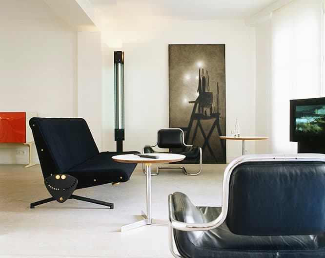 アライアがコレクションした家具が置かれた、パリのホテル〈3 Rooms – 5 Rue de Moussy〉の部屋。手前と奥の黒い革張りはクォック・ホイ・チャンの《レモン・ソール・ラウンジチェア》、左はオズワルド・ボルサーニの《D70》。