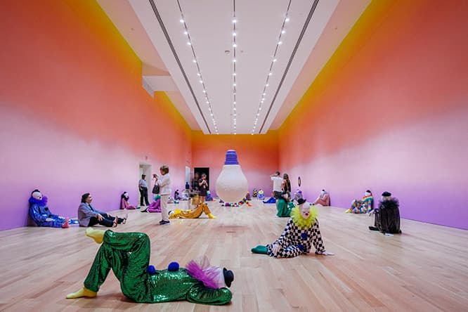 「Vocabulary of Solitude」（2014-2016）。バース美術館の2階フロアいっぱいに置かれた、等身大のピエロたち。男性が22体と女性が23体、人種や年齢もそれぞれ異なる。〈The Bass Museum of Art〉2100 Collins Ave., Miami Beach, FL TEL 1 305 673 7530。入場料10ドル。『Vocabulary of Solitude』は2018年2月19日まで。