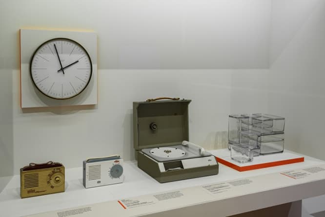 初期のバウハウスやウルム造形大学の影響も読み解かれる。Photo by Tim Tiebout