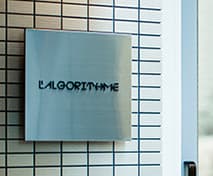 〈L’ALGORITHME（アルゴリズム）〉