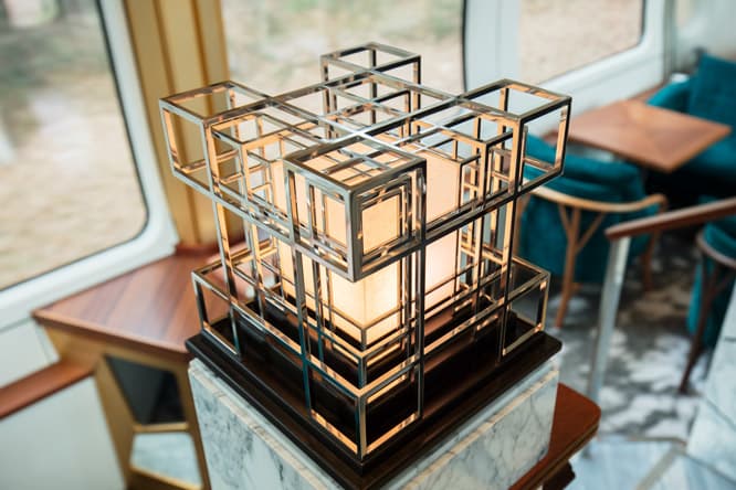 奥山清行デザインのロゴマークを模して作られた〈シスター照明〉の照明。