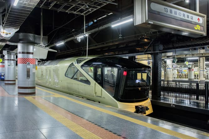 新設された13.5番線に、優雅な姿を現した〈トランスイート 四季島〉。車両デザインは奥山清行によるもの。