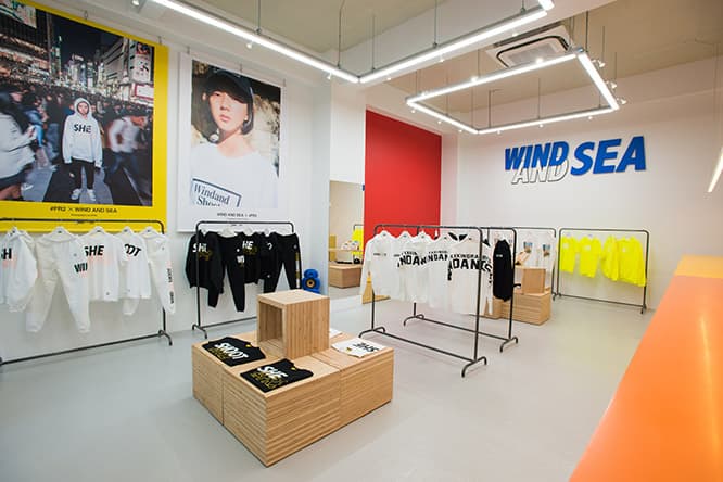 左にはイメージ写真が大胆に展示し、コラボレーションの世界観を表現した。今後もコラボレーションごとにパネルが変更されていく予定。