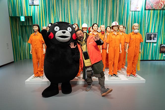 くまモンと村上隆。オープニングイベント（2018年12月14日）にて。 (c) 熊本県くまモン