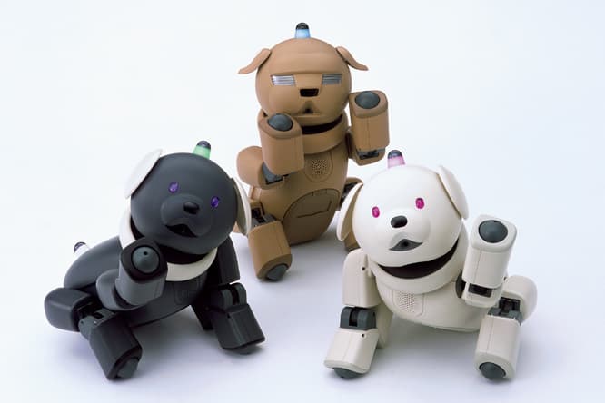 2001年〜02年（左から）ERS-312B、ERS-31L、ERS-311B　「ココロのAIBO」というコピーで愛らしいデザインに転向。デザイン原画は若野桂。専用ソフトを使ってアクションやダンスが楽しめるようになった。