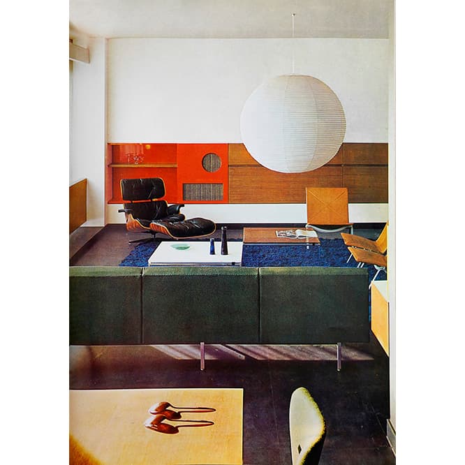 1962年のフランスの雑誌『L’Oeil』n°87号に掲載された「内装建築の良き一例 」。イサム・ノグチの《Akari 120A》 モデルがイームズのラウンジチェア他を配すモダン空間に馴染む。(c) Magazine L’Oeil - Pierre Berdoy