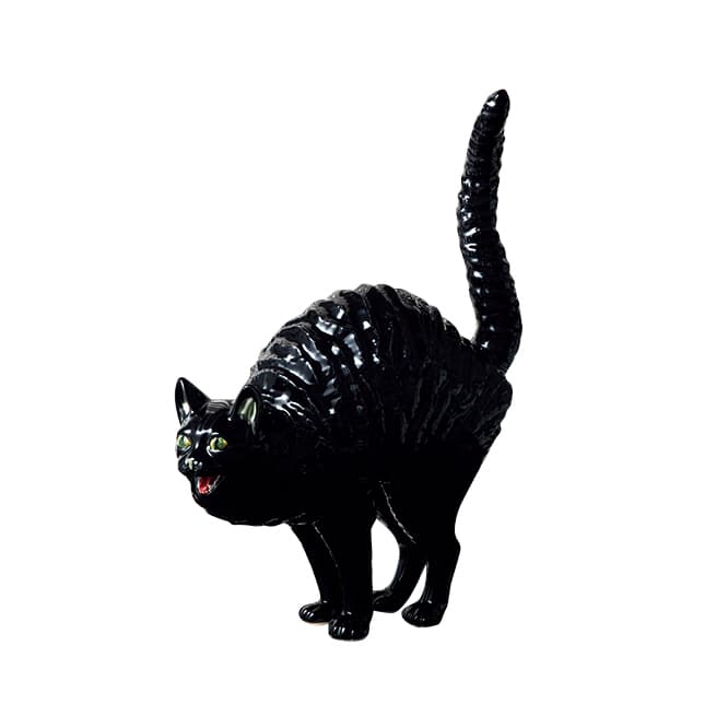 高さ58cmつうリアルサイズのニャンコデコ《キャットヒッシング》45,000円（世界の手仕事 ファブリカ TEL 03 5418 5540）。
