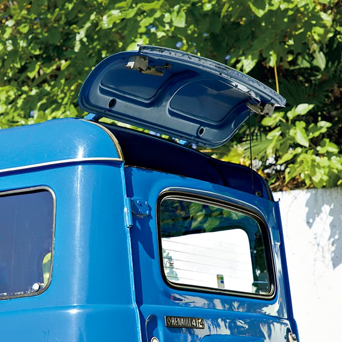 全高約1.7Mの荷室を持つこの取材車は、長尺物積載のためにルーフの一部（ジラフォン・ルーフ）が開けられる。