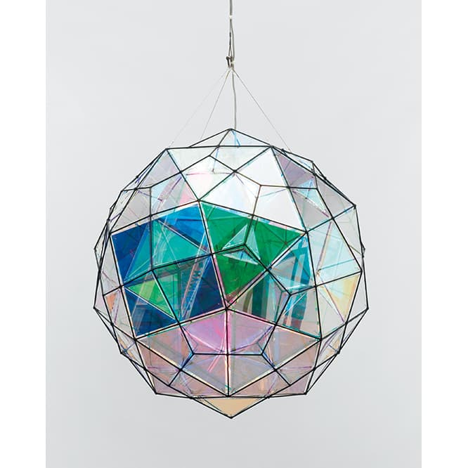 視角や状況により異なるカラーエフェクトを見せる《The adjacent possibilities (5ab)》。©2016 Olafur Eliasson