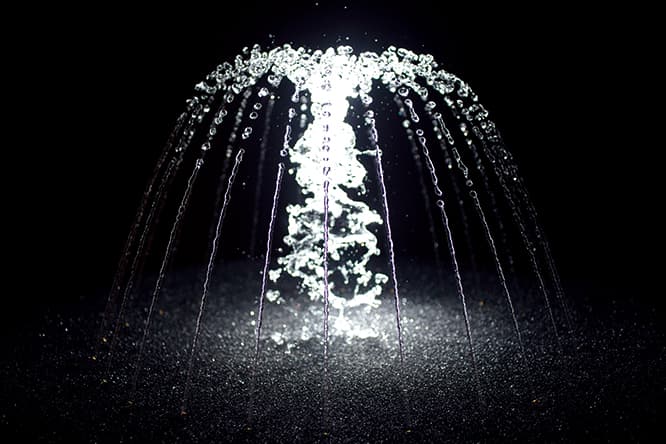 小さな水の彫刻《Object defined by activity (now)》。©2009 Olafur Eliasson