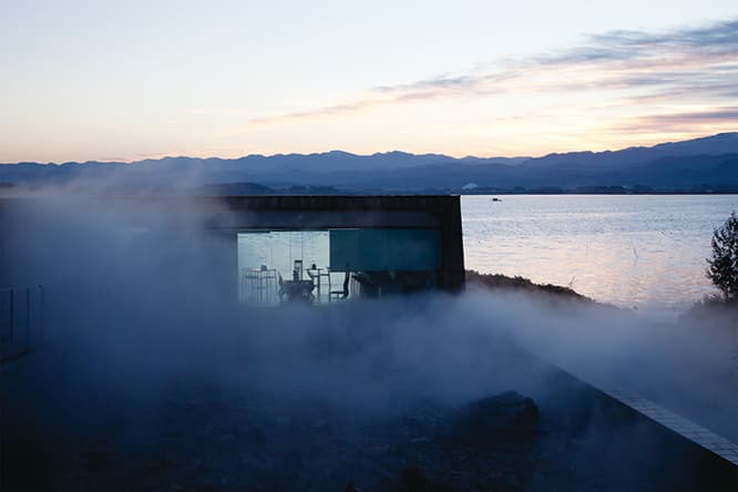 《Greenland Glacial Moraine Garden》（1994年）。〈中谷宇吉郎 雪の科学館〉（石川県加賀市）に恒久設置された、石と霧による作品。photo_Tamotsu Ushiozu
