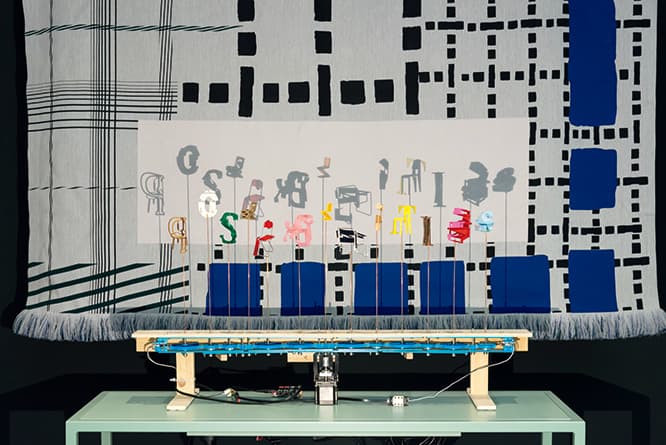 デザインの可能性や潜在性は搾取されてはいないだろうか？【?has the full potential of design been exploited?】 「PossiBiLiTIES（可能性）」の文字をつくるオブジェが回転し角度が変わると、壁に投影されるのはトーネット、マルセル・ブロイヤー、グルチッチなどの名作チェア！