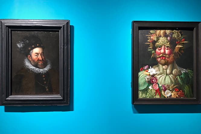 会場には、ルドルフ2世の肖像画が2枚並ぶ。（左から）ハンス・フォン・アーヘン作のコピー《ハプスブルク家、神聖ローマ帝国皇帝ルドルフ2世の肖像》1600年頃、油彩・キャンヴァス、スコークロステル城、スウェーデン Skokloster Castle, Sweden、ジュゼッペ・アルチンボルド 《ウェルトゥムヌスとしての皇帝ルドルフ2世像》1591年、油彩・板、スコークロステル城、スウェーデン Skokloster Castle, Sweden　photo_Yoshio Suzuki