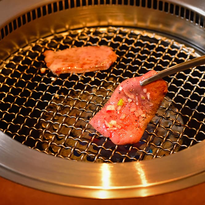 タン塩1,600円。焼肉の名店、不動前の〈焼肉しみず〉で修業を重ねた料理長がセレクトした、国産牛やホルモンを多彩に揃える。