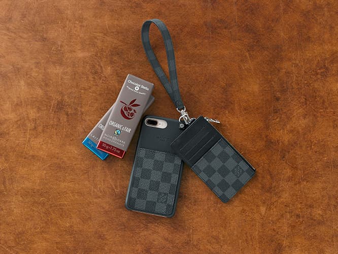 〈LOUIS VUITTON〉クラシックを愛するお洒落な彼。贈りたいもののは財布、カードホルダー、スマートフォンケース（iPhone 7 Plus/8 Plus対応）が1つになったアイテム。上質な素材に〈ルイ・ヴィトン〉の伝統的な「ダミエ･グラフィット キャンバス」を使用したデザインは、まさにタイムレス。バッグに付けたり、手首に巻いたり、別々に使ったりと自分の好みに合わせてカスタマイズしよう。87,000円。（ルイ・ヴィトン／ルイ・ヴィトン クライアントサービスTEL 0120 00 1854）

