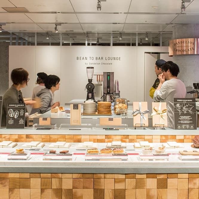 表参道にある〈GYRE〉B1の〈HAY TOKYO〉入ってすぐの一角にオープン。この店舗のために開発された限定スイーツたちが、カウンターに並んでいる。