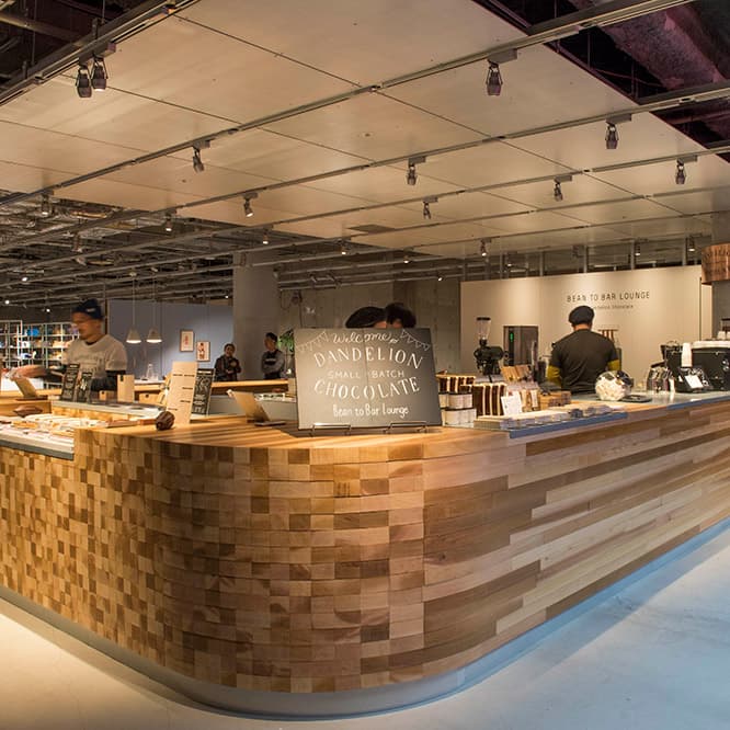 店舗設計は〈JOKE.〉の渡辺力。角材を使った木製のカウンターは、見る角度によって表情がガラッと変わる。“素材を最大限に活かす”という、〈ダンデライオン・チョコレート〉のカカオ豆に対するフィロソフィーを表現した。