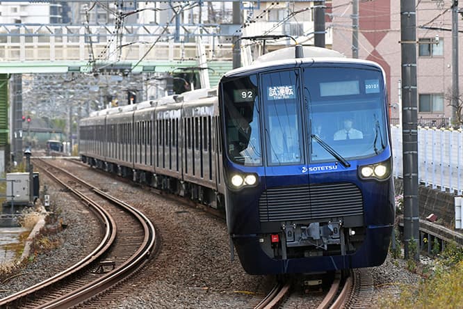 最新デザインの電車で出発進行！