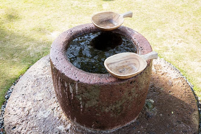 散水のための井戸も皇帝の樹とともに移されたもの。
