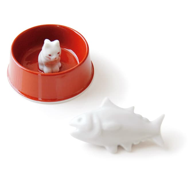 デカイおサカナ、うまそ〜。《ワン碗》のヒットに伴い「ぜひニャンコ用も♡」てなリクエストにお応えしましたつう《ニャン碗》7,500円。（ここかしこ ）