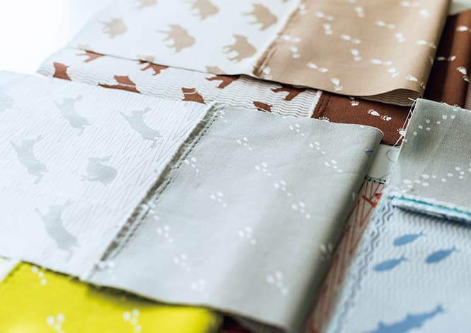 KOKKAから発売の新ブランド〈TOY FABRICS〉。表は動物のシルエット、裏はその足跡が描かれる。