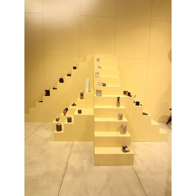 新作フレグランスの什器デザインが斬新な〈Tom Dixon〉さまのブース。