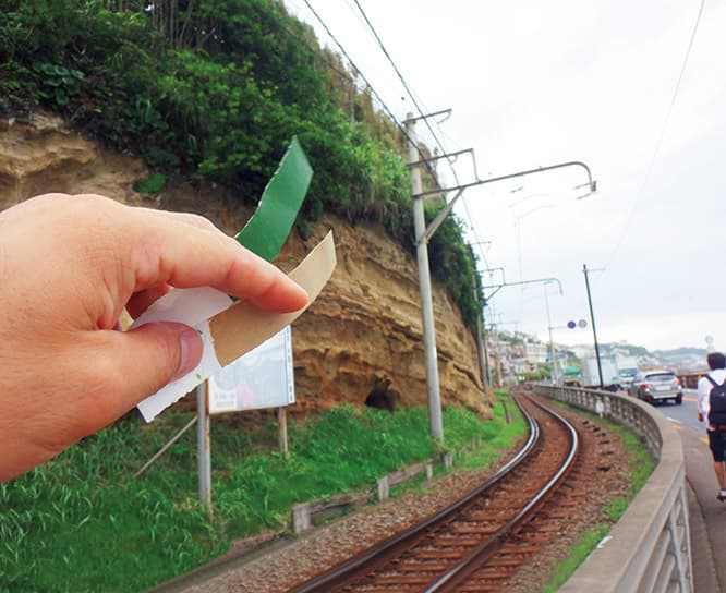 江の島の植物や街中で出会った緑をカラーハンティング。絵の具を使って同じ色を作り、短冊状のチップに記録している。