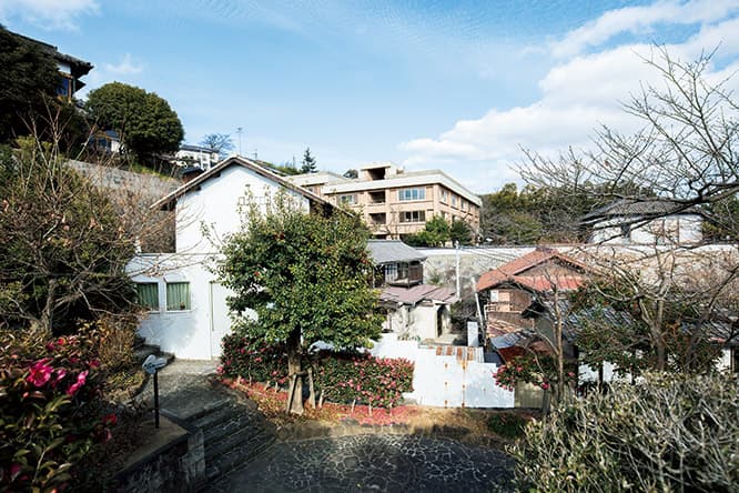 尾道の自然と文化、歴史に触れる。 〈LOG〉とは「Lantern Onomichi Garden」の意味。千光寺へと続く坂道の途中に位置し、近くには志賀直哉が『暗夜行路』の草案を練ったとされる長屋もある。ライブラリーやピロティなどからは、尾道水道を望むことも。尾道駅前より続く道から、石畳の階段を100段ほど上がるため、車でのアクセスはできない。