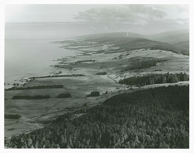シーランチの全景。建物と風景が同化する。
Aerial view of The Sea Ranch (previously Rancho Del Mar), photographed by Fred Lyon, 1965; Lawrence Halprin Collection, The Architectural Archives, University of Pennsylvania; (c) Lawrence Halprin