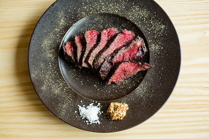 クセのない赤身肉「エゾ鹿 内もも」1,800円。ゲランドの塩、和の粒マスタードを添えて。