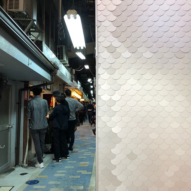 見る角度によって、豊かに表情を変えるアルミ板。職人の手仕事を感じさせる。photo_NAYA architects