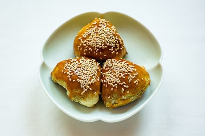 中には熱々、トロトロのあんが！ 「蝦夷鹿肉のパイ包み」1,500円（以下、税別）。