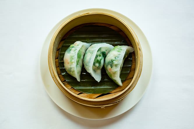 豆苗の青々しい香りがアクセント「豆苗と海老の蒸餃子」800円（以下、税別）。