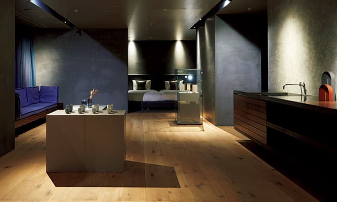  TOKYO CRAFT ROOM  Design by 柳原照弘 プロダクトを活かすため、あえてシンプルな内装に。ソファなどのファブリックは〈クヴァドラ〉のもの。
