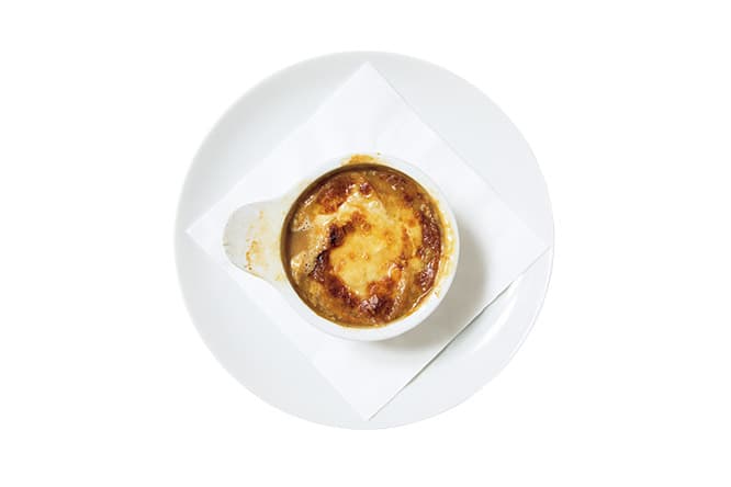 カナユニのオニオングラタンスープ（小）1,300円。三島由紀夫も絶賛した名物料理。大ポーション（1,500円）もある。