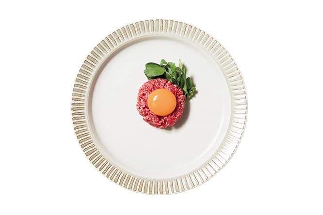 カナユニのタルタルステーキ3,900円。昭和55年に特許を出願。発明時の名称は"牛生肉の調理方法"。